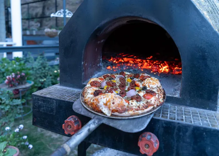 Stayvista At Floradale W Jacuzzi & Wood-Fire Pizza Kasauli